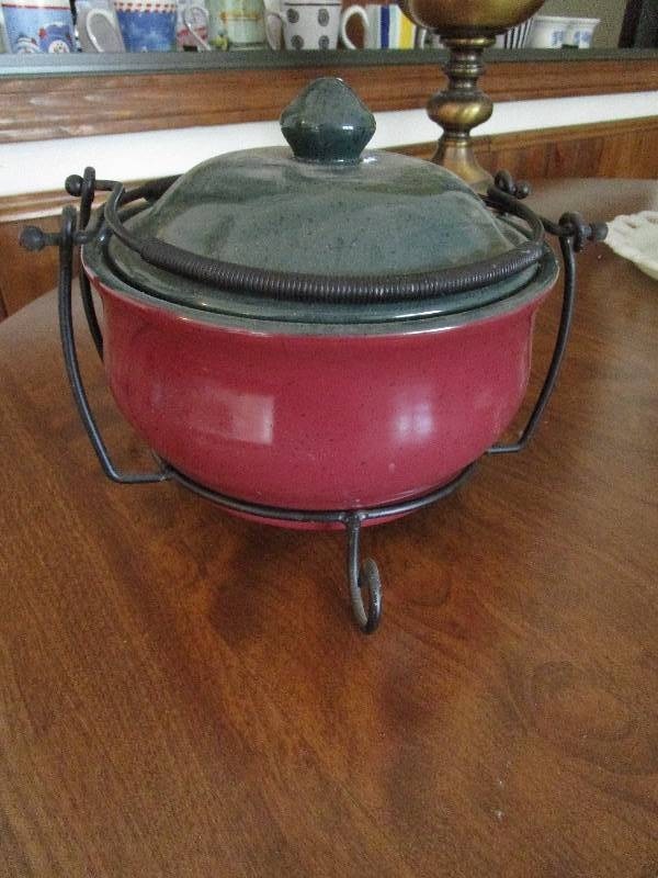 lot 210 image: Fondue Pot