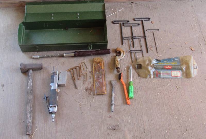 lot 2067 image: Green Toolbox w Contents - See photo - Includes Long Reach T-Handle HEX KEY set & Pneumatic P-36843 Air Body Saw