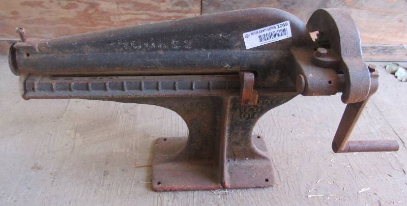 lot 2069 image: Antique Sheet Metal Tool (crimper bead formingrolling machine) - COOL