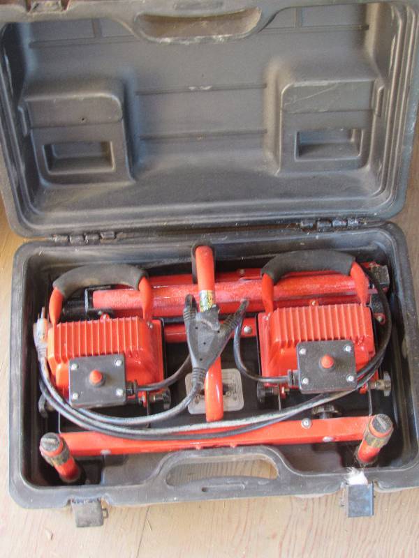 lot 2092 image: Portable Work Lights w Stand and Carrying Case