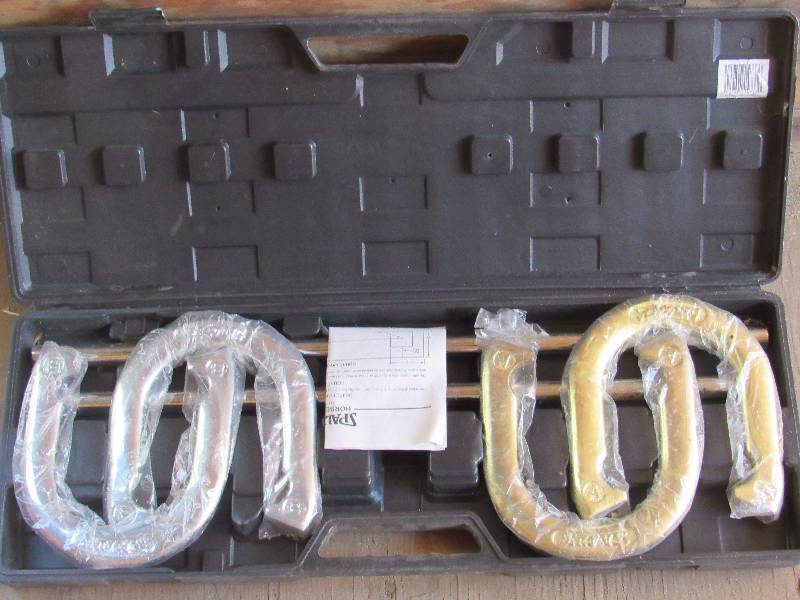 lot 2101 image: Spalding Horseshoe Set - NICE W Carrying Case