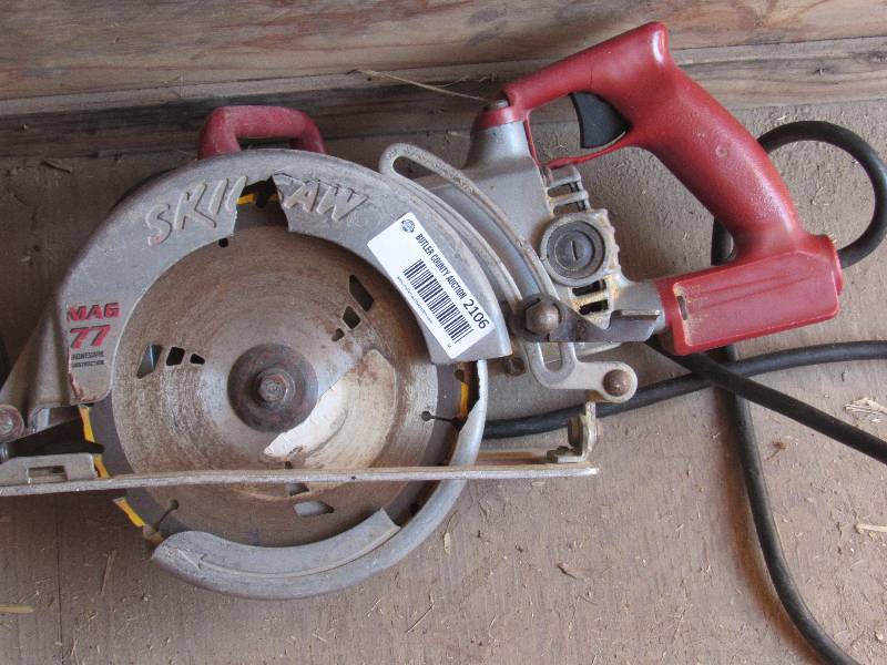 lot 2106 image: Skilsaw - Maf 77 Worm Drive Circular Saw - damaged guard - see photo