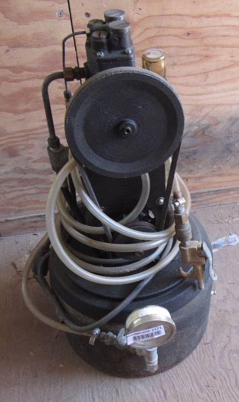 lot 2121 image: Air Compressor