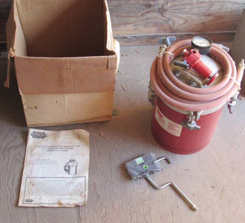 lot 2124 image: 2.5 Gallon Paint Tank - Paint Pot - Sanborn Manufacturing Company - M# 011-0798 w manual and box