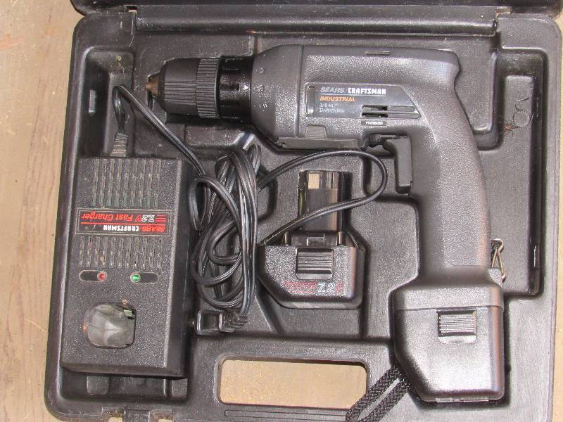 lot 2132 image: Craftsman Cordless Drill w case - see photos