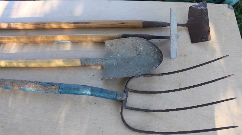 lot 2161 image: Lot of 4 Long-Handled Lawn and Garden Tools Pitch Fork, Shovel, Hoe and Spade