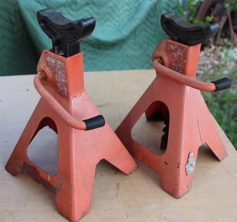 lot 2172 image: Pair of Jack Stands - 2 Ton