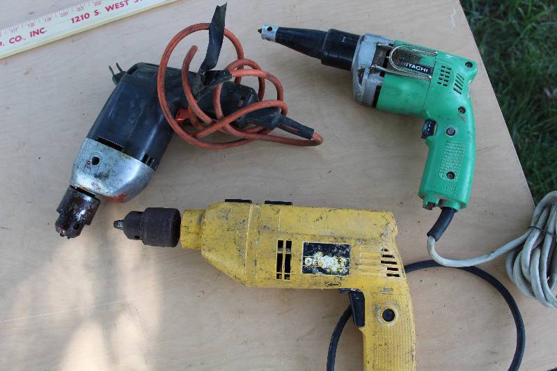lot 2194 image: Lot of 3 Power Tools - 2 Drills Black and Decker, DeWalt and Hitachi Screw Gun