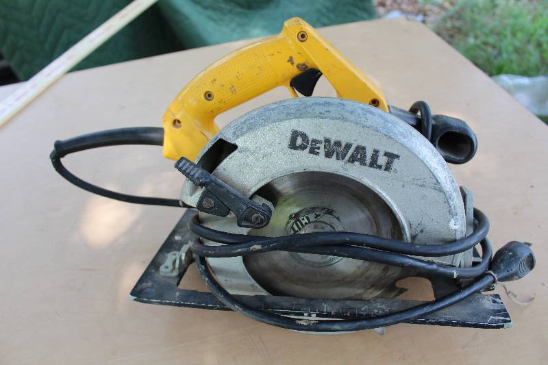 lot 2199 image: DeWalt - 7-14 Circular Saw - M# DW359