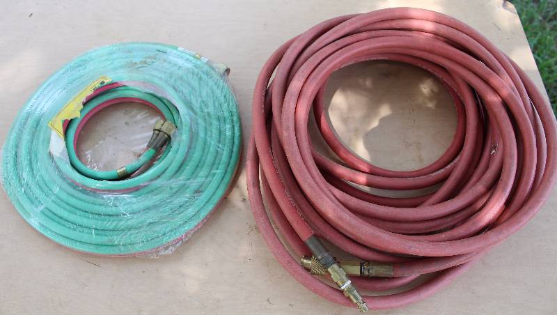 lot 2204 image: Lot of 2 Hoses - 1 OxyAcetylene Hose and 1 Air Hose