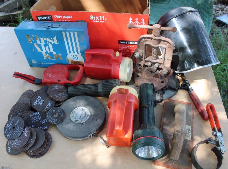 lot 2214 image: Lot of Assorted Tools - See photo - cutting discs, dog lead, tape measure - Pipe Vise No. 62 and more
