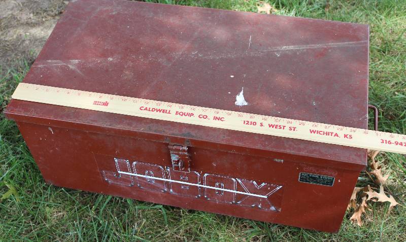lot 2252 image: JOBOX - On Casters BIG Tool Box - 31 wide - On Wheels