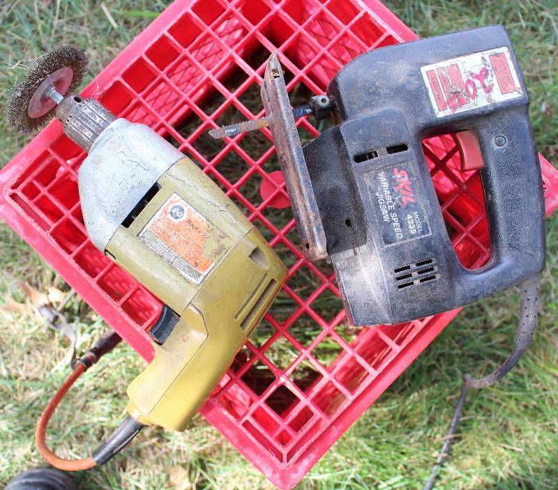 lot 2259 image: Lot of 2 Power Tools - Skil Variable Speed Jigsaw M#4235 and Black & Decker Drill No. 7104