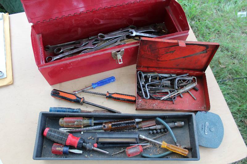 lot 2263 image: Tool Box w Assorted Tools