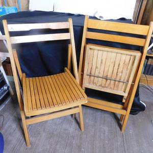 lot 5130 image: Folding Wood Slat Chairs (2)