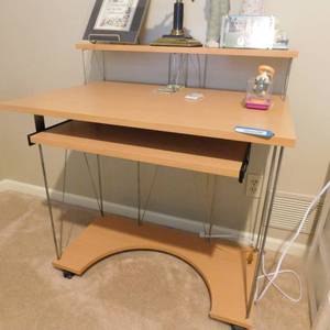 lot 5112 image: Modern Computer Desk