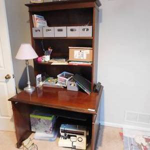 lot 5142 image: Large Wood Computer Desk & Bookshelf