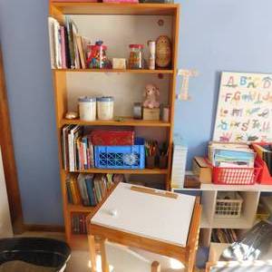 lot 5121 image: Childs Desk &  Bookshelf
