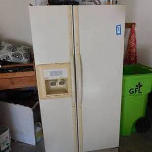 lot 5249 image: Kenmore Model 57577791 Side by Side Refrigerator