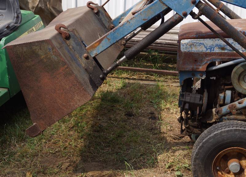 Lawn Tractor FORD LGT 165 SEE VIDEO!!! w/ front loading bucket