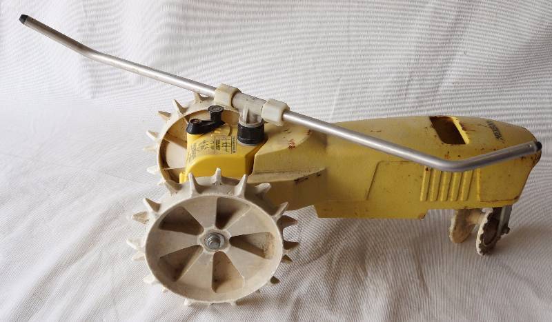 lot 6005 image: Tractor Style Lawn Sprinkler - NELSON - Traveling Sprinkler - WORKS