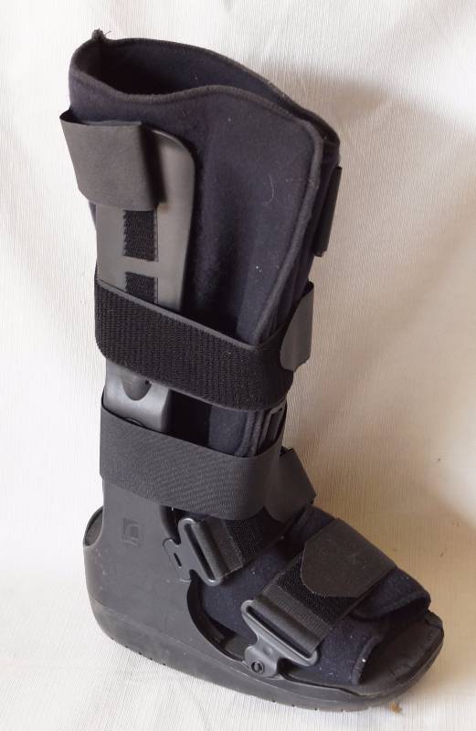 lot 6015 image: Medical Walking Boot - Very Nice Condition - size adult small - OSSUR - w air up section