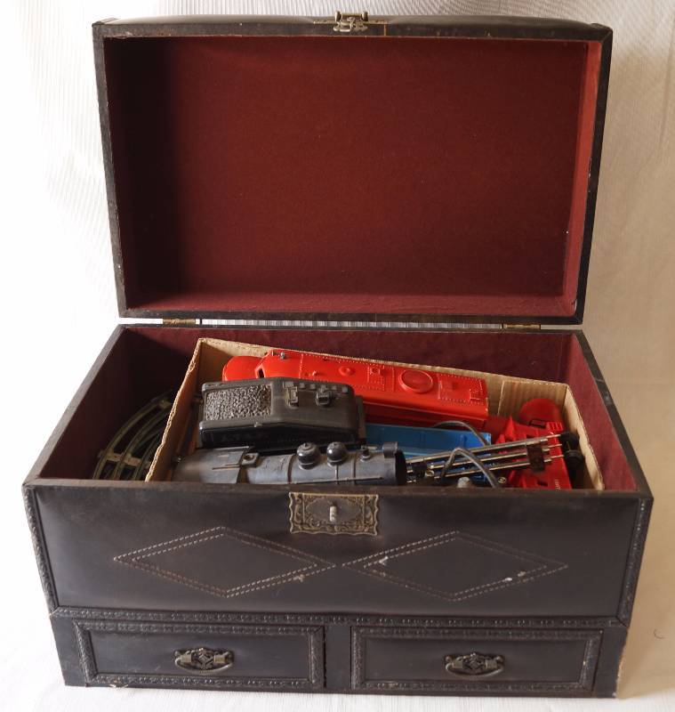 lot 6029 image: Lionel Train Set w tracks, transformer 5 cars, accessories and storage box (see lot 6030 for extra tracks)