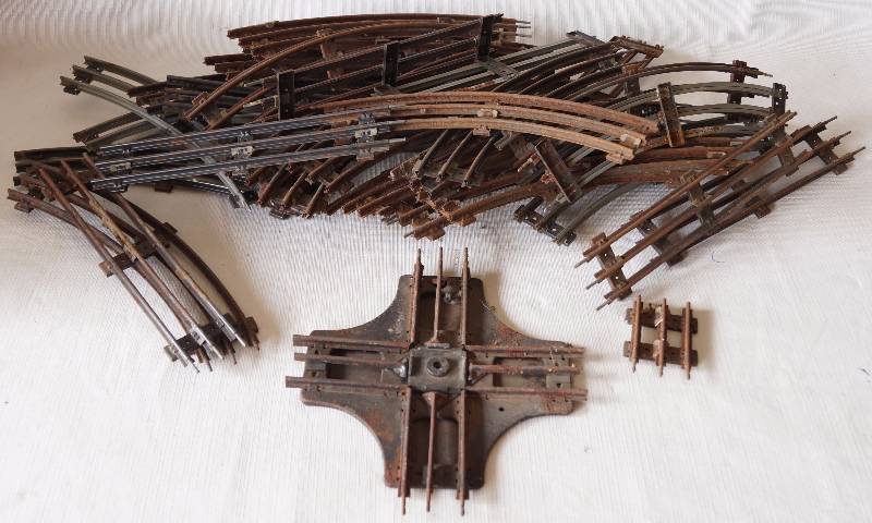 lot 6030 image: Lot of metal train tracks - (same size as tracks on lot 6029)