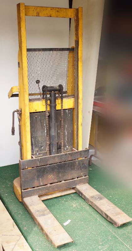 lot 6040 image: BIG JOE - IBH - Hydraulic Lift Truck (In Between Handling) - WORKS Needs Battery - SEE VIDEO Has on-board charger and on board brake - M# 9957 by BIG JOE MFG CO.  1,000 lb. Capacity
