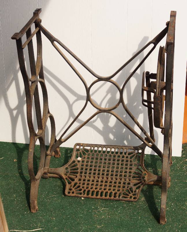 lot 6059 image: Vintage Antique Sewing Machine Stand with Pedal Foot Base - Cast Iron - Nice