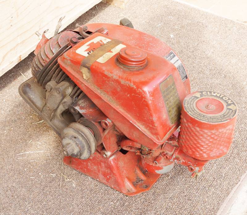 lot 6149 image: Clinton Engine Motor - Model# 500 0100 035 - 2 12 HP - Pull Start - Unknown Working Condition