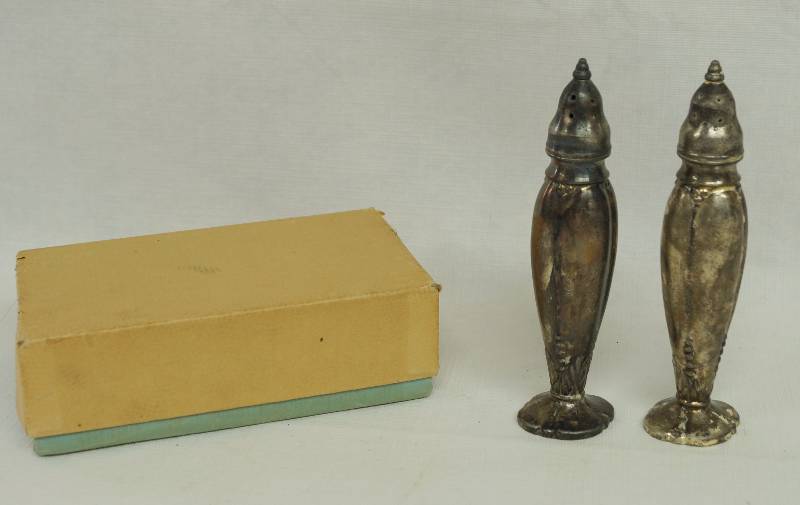 lot 5004 image: Vintage Silver Plate Salt  Pepper Shakers w original box - see photos for details