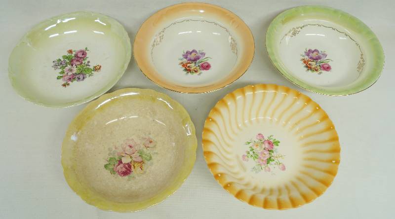 lot 5012 image: Lot of old serving bowls - Floral Patterns - Farmhouse Dcor