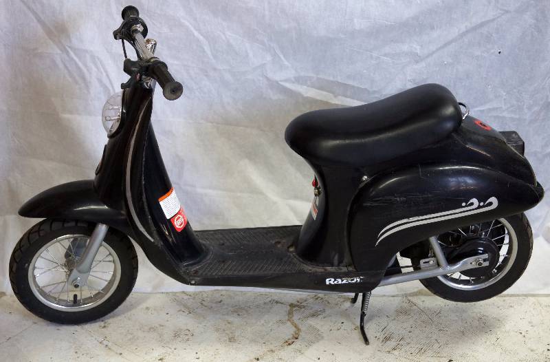 lot 6083 image: Razor Electric Scooter with Charger - Zoom - Zoom