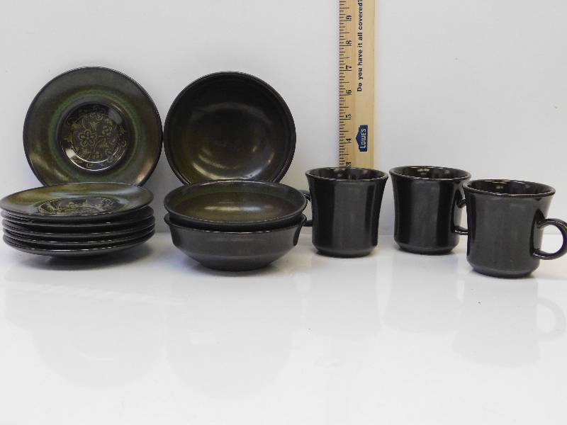 lot 9030 image: Franciscan Stoneware - 6 Saucer Plates, 3 Bowls  3 Handled Cups