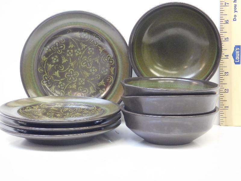 lot 9035 image: Franciscan Stoneware - 4 Berry Bowls w Matching Saucer Plates