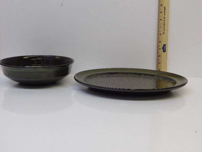 lot 9039 image: Franciscan Stoneware - 13.5 Oval Serving Plate  Large Salad Presentation Bowl.