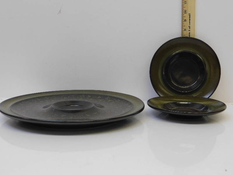 lot 9040 image: Franciscan Stoneware - 13.5 Oval Serving Plate  2 Berry Bowl Plates