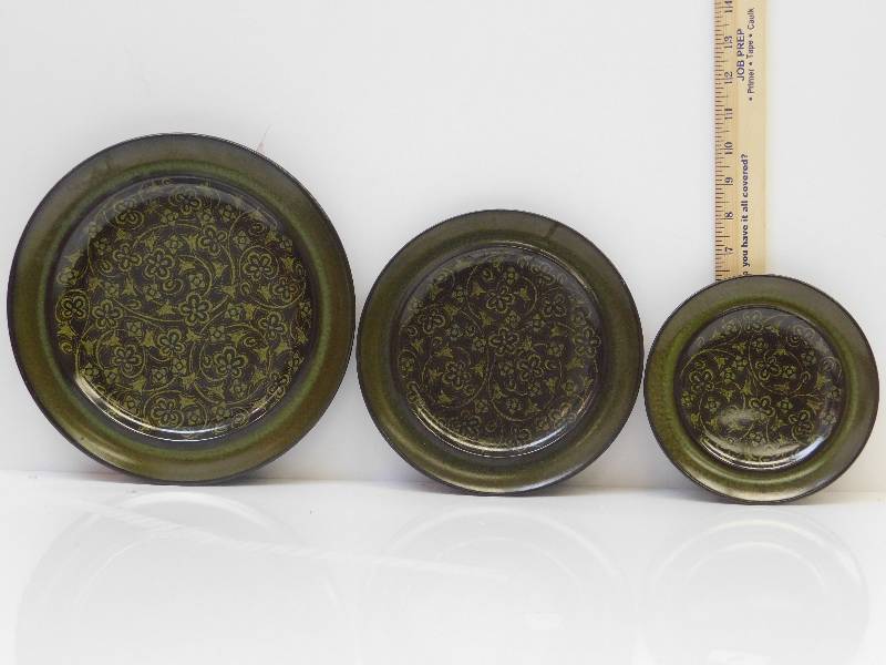 lot 9041 image: Franciscan Stoneware - 18 Pc Plate Set. 6 Small  6 Medium  6 Large