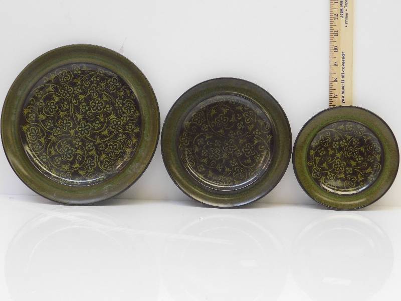 lot 9042 image: Franciscan Stoneware - 18 Pc Plate Set. 6 Small  6 Medium  6 Large