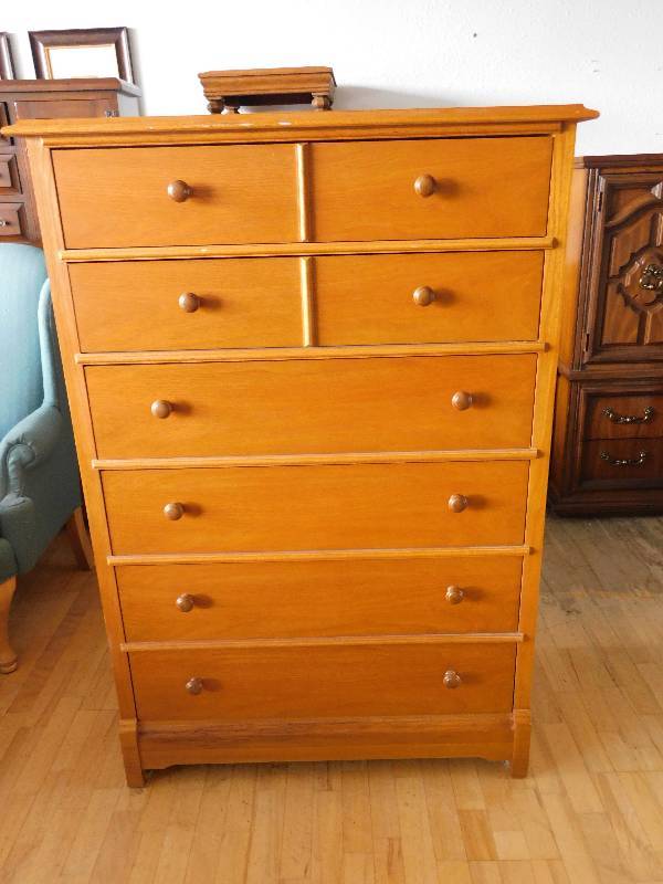 lot 9068 image: 54 T, 38 W, 19 D. Hardwood Thomasville Brand Dresser.