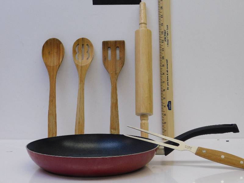 lot 9070 image: Wooden Handled Kitchen Supplies  Thermo Spot t-Fal Frying Pan.