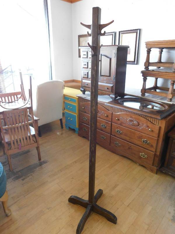 lot 9086 image: 70 Tall. 8 Hooked Door Entry Hat and Coat Rack.