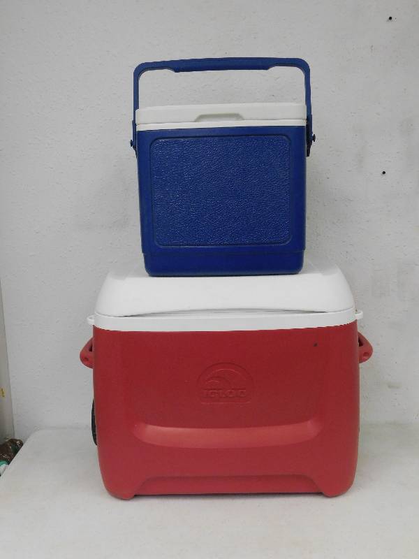 lot 9089 image: 2 Igloo Brand Coolers.  Large, wheeled Cooler and a Smaller Handled Cooler.