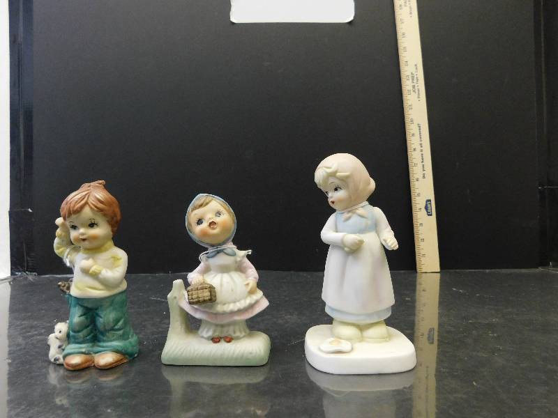 lot 9104 image: 3 UCGC Antique Glass Ceramic Figurines.