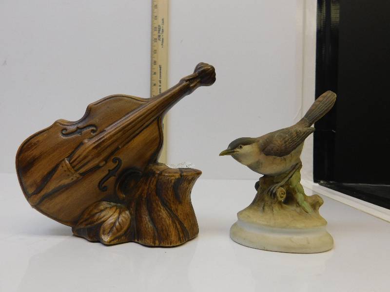 lot 9107 image: 1958 Treasure Craft Ceramic Instrument Flower Pot & Cefton China House Wren