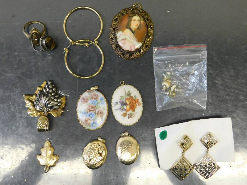 lot 9112 image: Misc Pile of 17pc Gold  Silver Costume Jewelry.