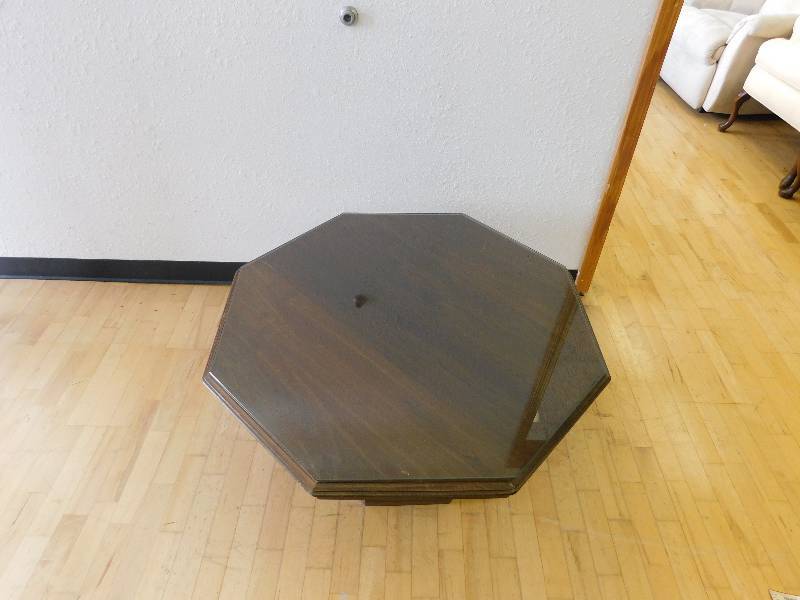 lot 9139 image: 17.5 T, 36 W. Ethan Allen octogon Table w Fitted Glass.