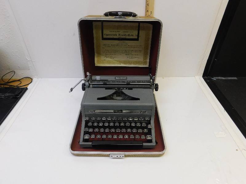 lot 9147 image: Antique Royal Quiet De Luxe Type Writer. Rare Tombstone Keys. Functional.