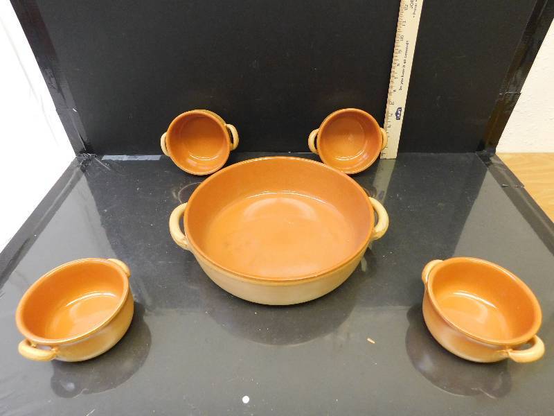 lot 9148 image: 5 Piece Italian Stoneware Oven to Tabletop to Dishwasher.